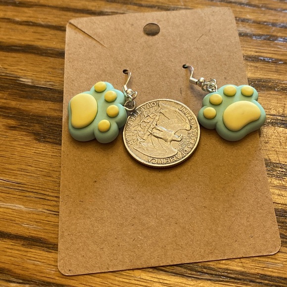 Handmade dog/cat paw earrings. It is green with yellow. - Picture 3 of 5